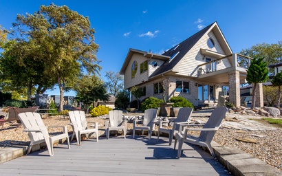 Waterfront Luxury Family Retreat 3