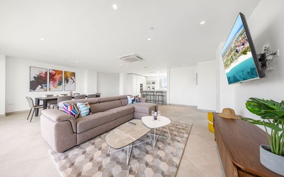 A360.E51 - Luxury 3BR Condo Steps to Eagle Beach 5