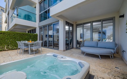 2BSGF-Azure126 - Oceanfront Retreat with Private patio and Hot tub. 3