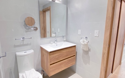 Bonsai107-Ground Floor One-Bedroom Suite with Direct Pool Access – Near Palm Beach 8