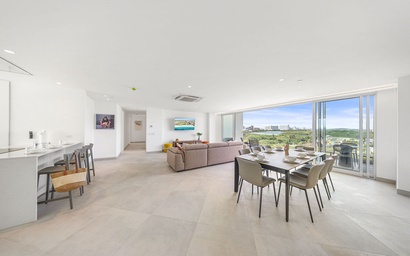 A360.E51 - Luxury 3BR Condo Steps to Eagle Beach 4