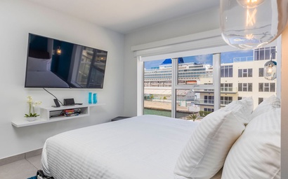 HH-Studio417 - Toes in the Sand!