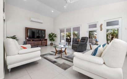 Chic & Serene 4BR Retreat –10 Min to Beaches! 5