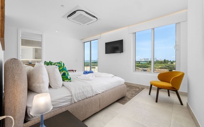 A360.E22 - Prime Beachside Stay | Modern 3BR Retreat 5