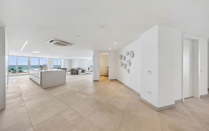 A360.W42 - Elegant 4BR Retreat | Steps to Eagle Beach 9