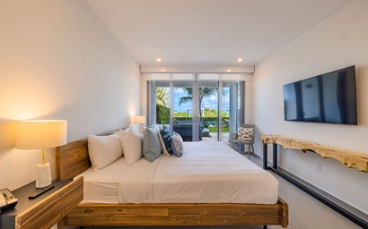 2BSGF-Azure126 - Oceanfront Retreat with Private patio and Hot tub. 4