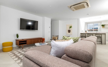 A360.E22 - Prime Beachside Stay | Modern 3BR Retreat 7