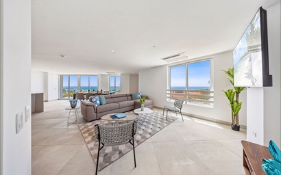 A360.W42 - Elegant 4BR Retreat | Steps to Eagle Beach 2