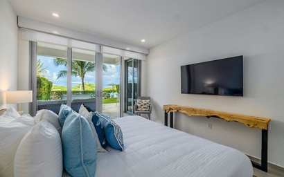 2BSGF-Azure126 - Oceanfront Retreat with Private patio and Hot tub. 2