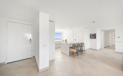 A360.E51 - Luxury 3BR Condo Steps to Eagle Beach 8