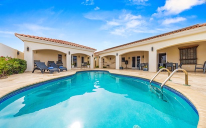 Esmeralda65 - Private 4BR Villa + Pool & BBQ in Noord