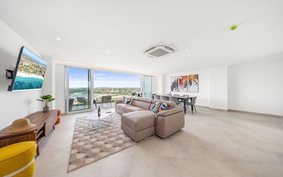 A360.E51 - Luxury 3BR Condo Steps to Eagle Beach