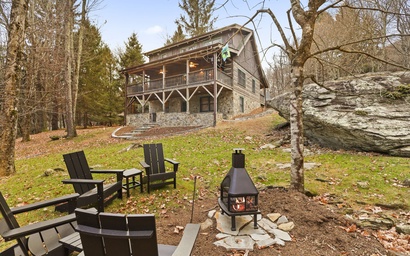 Cozy Log Family Cabin with HOT TUB, Escape to the Mtns!! -Perfect Location For The Highland Games!