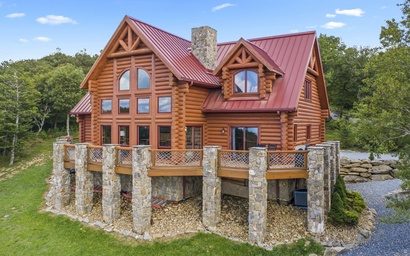 Beautiful Cabin with STUNNING views! Seasonal ski-in/ski-out!