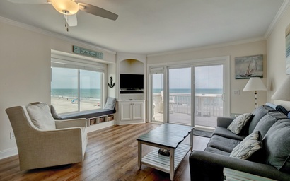 Cozy and Comfy beachfront w/great view! Pools and Gym!