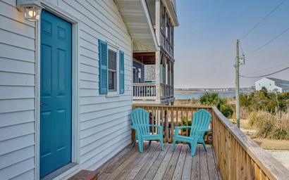 Spacious Soundview Retreat with Expansive Deck | Cozy 2BR for Your Fall/Winter Stay