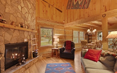 Cozy Log Family Cabin with HOT TUB, Escape to the Mtns!! -Slopes now OPEN!!!