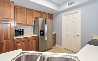 Silver Beach Towers W402 8