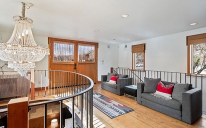 Pine Street Loft | Sisters Loft Retreat | Walk to Everything 3