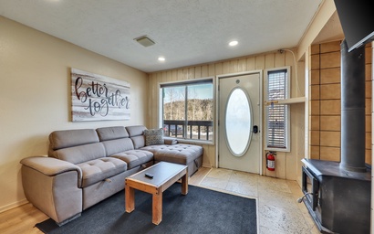 Chalet Village Hideaway | Couples Escape | Walk to Slopes 3