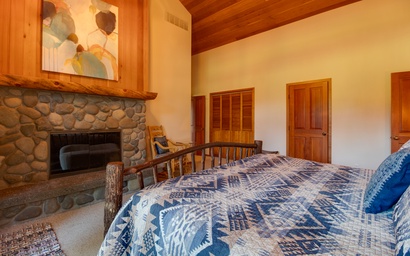 15th Fairway Retreat | Black Butte | Glaze Meadow Fairway Home | Sleeps 10 + Hot Tub 5