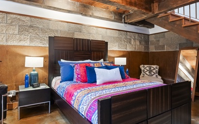 Featured Property Pine Street Loft | Sisters Loft Retreat | Walk to Everything