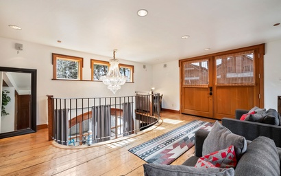 Pine Street Loft | Sisters Loft Retreat | Walk to Everything 2