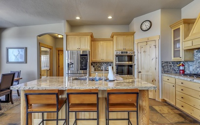 Skyview Chalet | Mountain Views | Cozy Fireplace Lounge | Hot Tub 5
