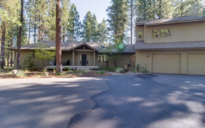 15th Fairway Retreat | Black Butte | Glaze Meadow Fairway Home | Sleeps 10 + Hot Tub 2