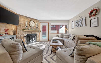 Giant Steps 16 | Ski-In Condo w/ Hot Tubs | Garage 3