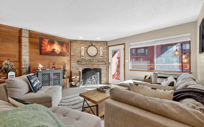 Giant Steps 16 | Ski-In Condo w/ Hot Tubs | Garage