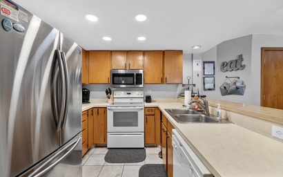 Giant Steps 16 | Ski-In Condo w/ Hot Tubs | Garage 5