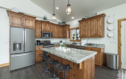 Bears Den Cabin | Hot Tub • Views • Near Ski Lifts 4