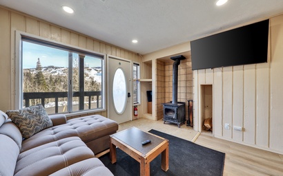 Chalet Village Hideaway | Couples Escape | Walk to Slopes