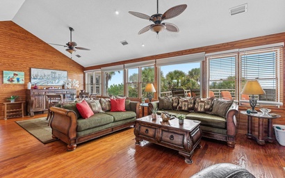 Decked Out House On Hill St 4