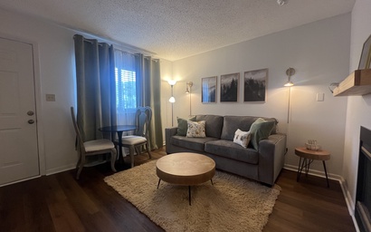 Chic Condo for 4 w Shared Pool Near Downtown