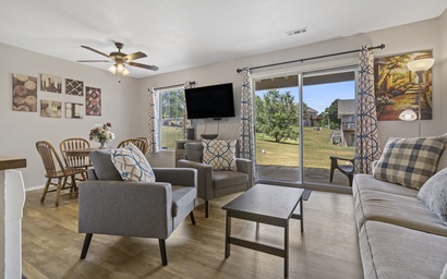 Branson Fall Creek Retreat w Deck Views