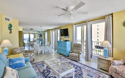 Beachfront Corner Condo with Pool Access FREE ACTIVITIES
