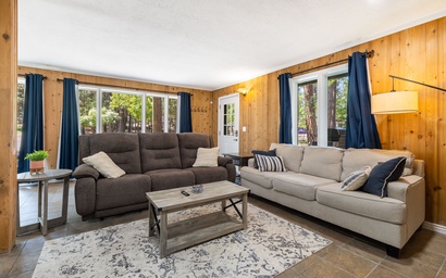 Cozy 4BDR Cabin in Bend Sleeps 9