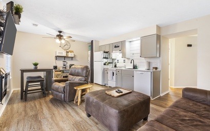 Chandler s Pondview Getaway Chic Branson Escape