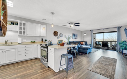 Bright Stylish Condo w Balcony