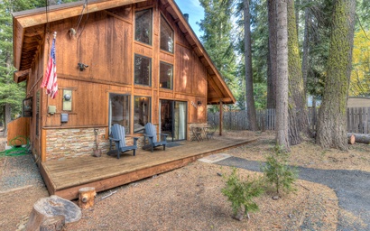 Relax at Rustic Tahoe Charm Minutes to Lake