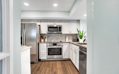 7836 Centre Court 10