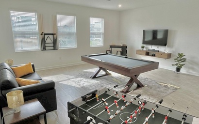 Luxury 6 Bedroom 6 bath pool Home 242 4