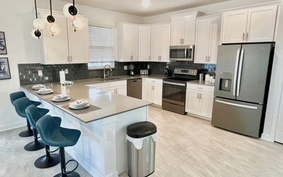 Luxury 6 Bedroom 6 bath pool Home 242 5