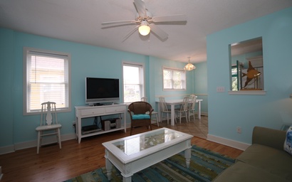 Kick-N-Back Lower Apartment 3