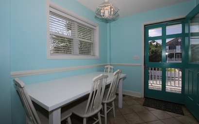 Kick-N-Back Lower Apartment 4