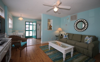 Kick-N-Back Lower Apartment 2