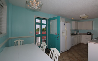 Kick-N-Back Lower Apartment 5