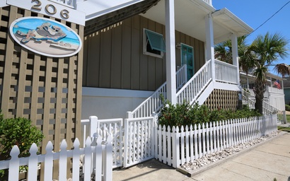 Kick-N-Back Lower Apartment